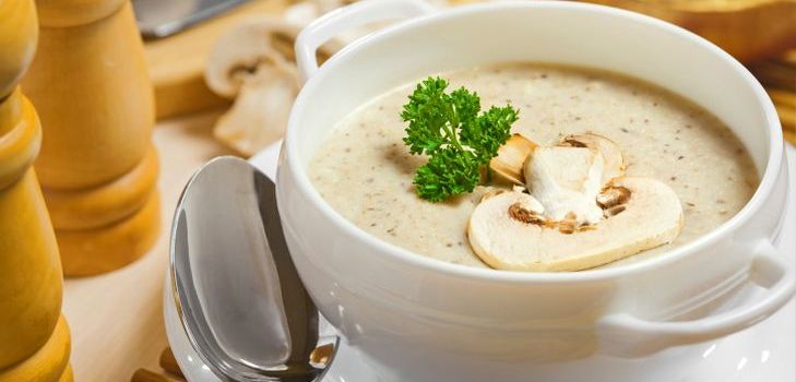 La soupe aux champignons est un excellent plat pour une table décontractée