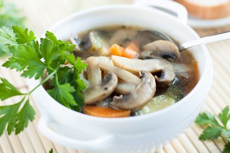 La soupe aux champignons est un excellent plat pour une table décontractée
