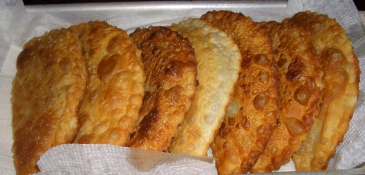 chebureks dans une assiette