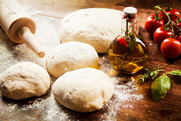 beaucoup de pâte à pizza