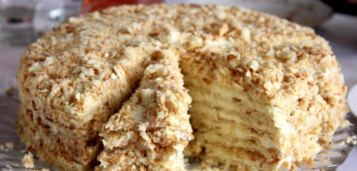 Gâteau dans une poêle à frire: nous préparons des gâteaux biscuits mous selon les meilleures recettes