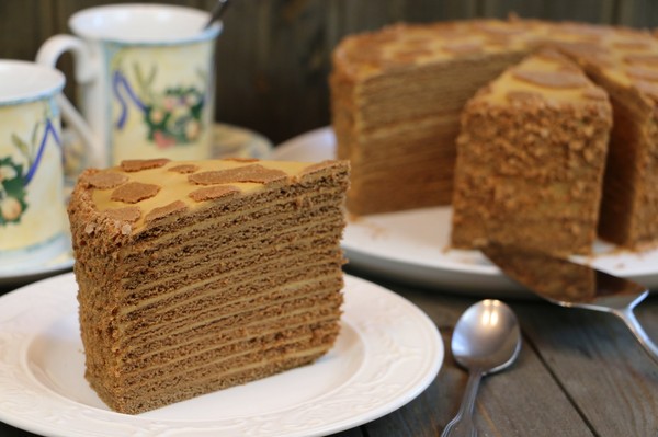 Gâteau dans une poêle à frire: nous préparons des gâteaux biscuits mous selon les meilleures recettes