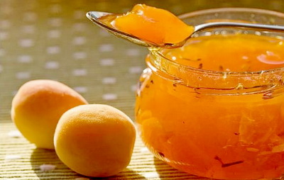 Confiture d'abricots avec des quartiers pour l'hiver - recette photo
