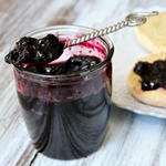 Confiture de myrtille dans le multivark pour l'hiver