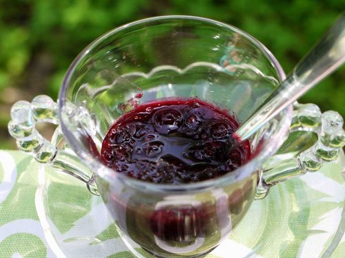 Confiture de cassis avec des noix