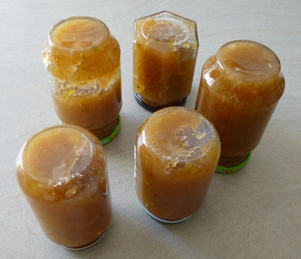 Confiture de courgettes au citron, orange, ananas et pommes - La recette étape pour la confiture d'ananas avec des courgettes pour l'hiver avec photo