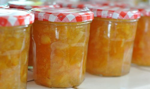 Confiture de citron et de gingembre avec du miel sans cuisson