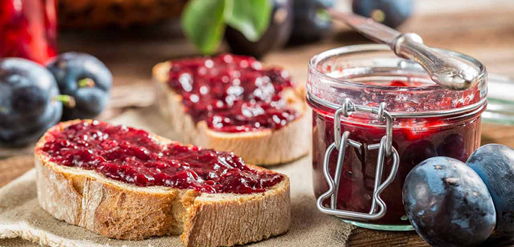 Comment faire de la confiture à partir d'une prune avec une pierre et dénoyautées - recettes simples