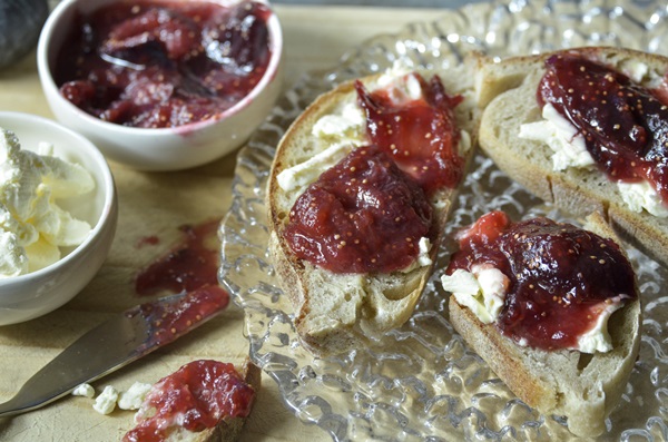 Comment faire de la confiture à partir d'une prune avec une pierre et dénoyautées - recettes simples