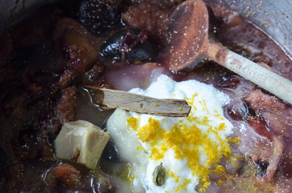Comment faire de la confiture à partir d'une prune avec une pierre et dénoyautées - recettes simples