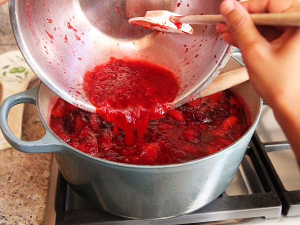 Comment faire de la confiture à partir d'une prune avec une pierre et dénoyautées - recettes simples