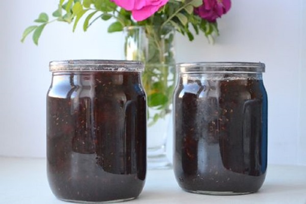 Confiture originale de pommes de pin
