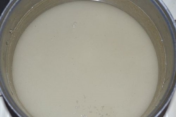 Confiture originale de pommes de pin