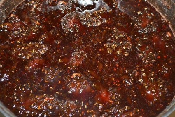 Confiture originale de pommes de pin