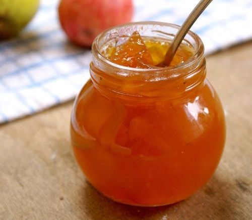Confiture inhabituelle de pommes et de lait condensé