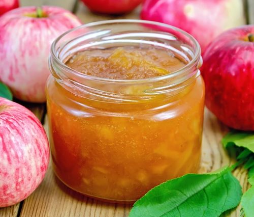 Confiture de pommes et de noix dans un multivark