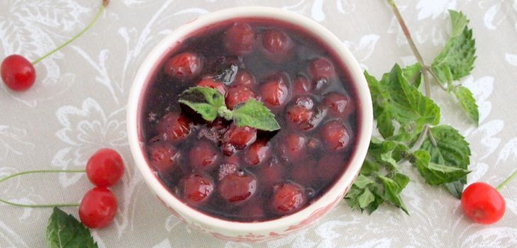 Confiture de cerises à la menthe dans le multivark
