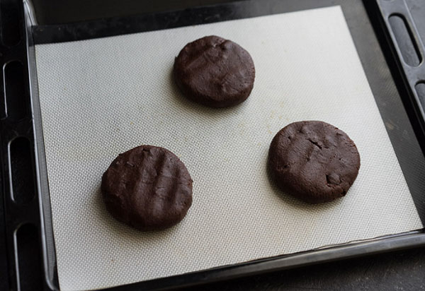 Une recette délicieuse: de gros biscuits au chocolat avec des épices