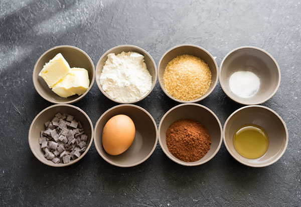 Une recette délicieuse: de gros biscuits au chocolat avec des épices