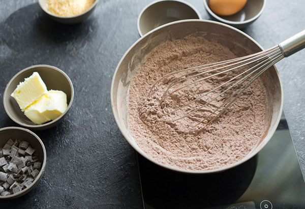 Une recette délicieuse: de gros biscuits au chocolat avec des épices