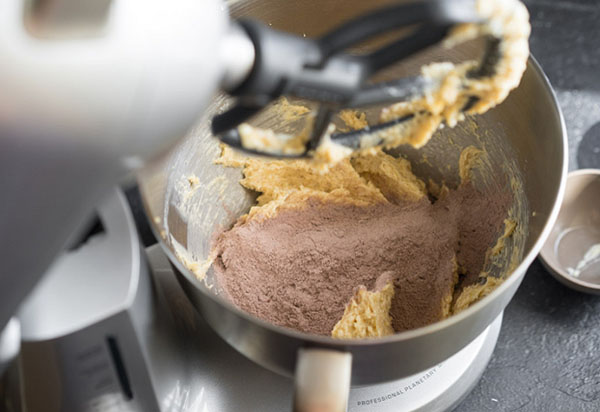 Une recette délicieuse: de gros biscuits au chocolat avec des épices