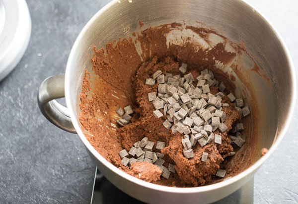Une recette délicieuse: de gros biscuits au chocolat avec des épices