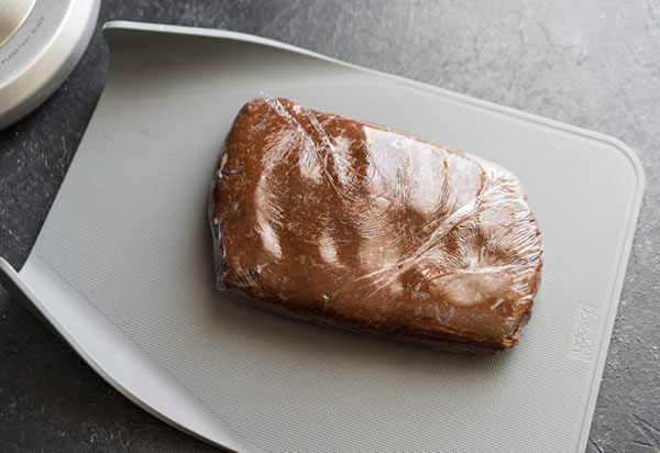 Une recette délicieuse: de gros biscuits au chocolat avec des épices