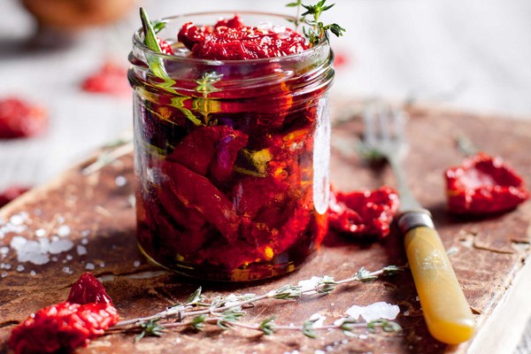 Tomates séchées au soleil, recettes à la maison. Comment faire des tomates séchées au soleil dans un séchoir à légumes, four, pour l'hiver
