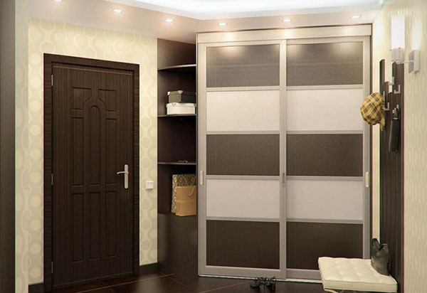 Un petit couloir: comment créer un intérieur pratique