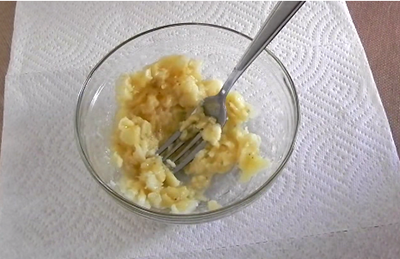 Levez la banane Rincer soigneusement la banane avec une fourchette