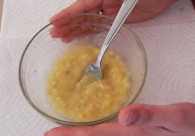 Appliquez la masse sur les mains Appliquez soigneusement le mélange sur le dos de vos mains