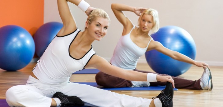 filles dans la salle de gym