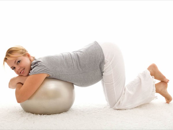 Gymnastique efficace pour les femmes enceintes sur fitball