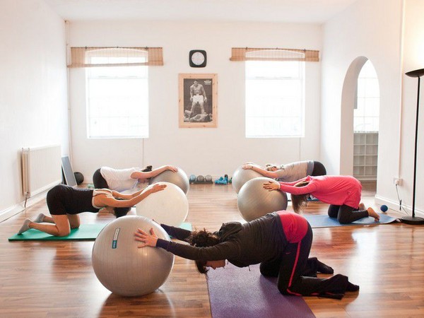 Gymnastique efficace pour les femmes enceintes sur fitball