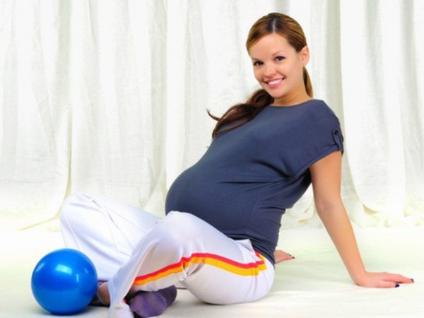 Gymnastique efficace pour les femmes enceintes sur fitball