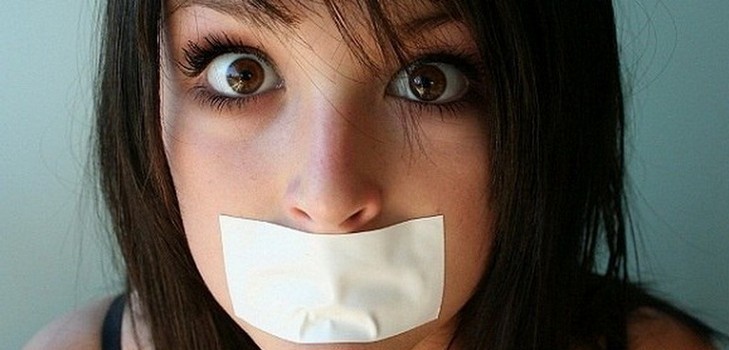 Nous nous débarrassons de l'odeur de la bouche par nous-mêmes