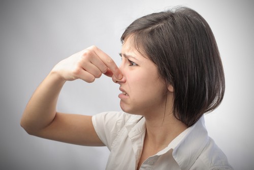 Nous nous débarrassons de l'odeur de la bouche par nous-mêmes