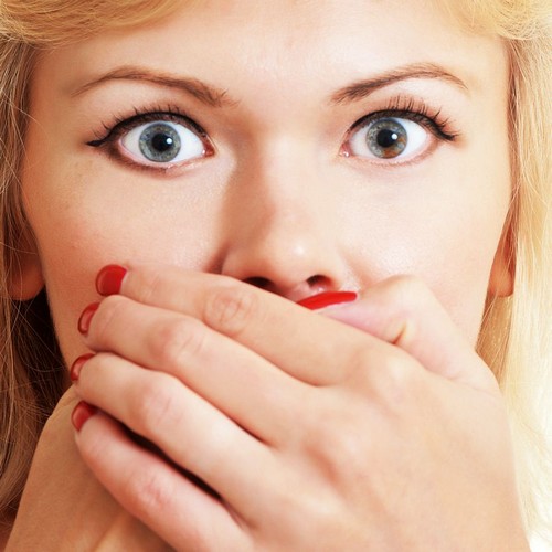 Nous nous débarrassons de l'odeur de la bouche par nous-mêmes