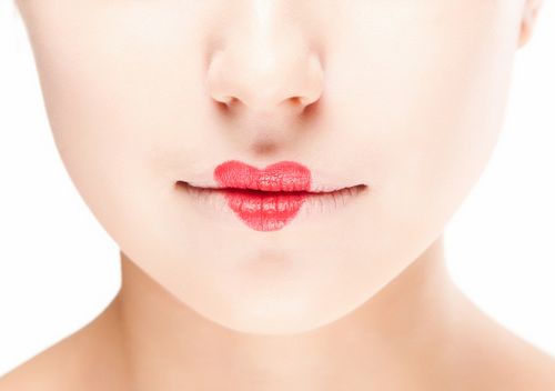 Un moyen rapide et efficace de traiter les rhumes sur les lèvres: des recettes simples