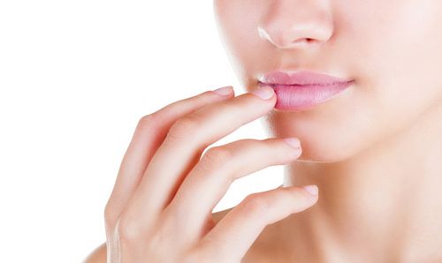  Un moyen rapide et efficace de traiter les rhumes sur les lèvres: des recettes simples