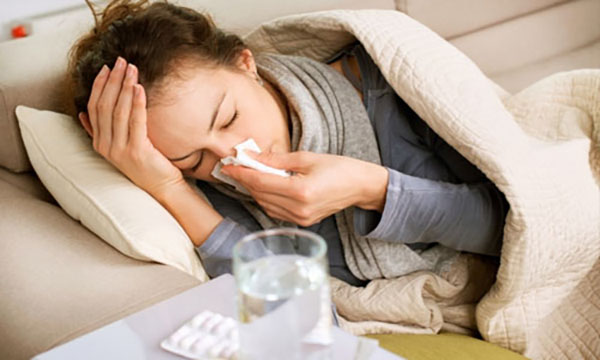 Traitement de la grippe et du SRAS chez les adultes à la maison: médicaments à faible coût et remèdes populaires. Les conseils du docteur Komarovsky sur la façon de traiter la grippe chez les enfants