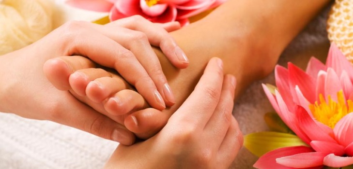 Massage des pieds à la maison