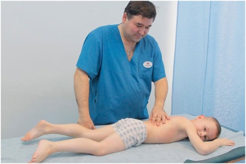 Massage avec scoliose chez les enfants