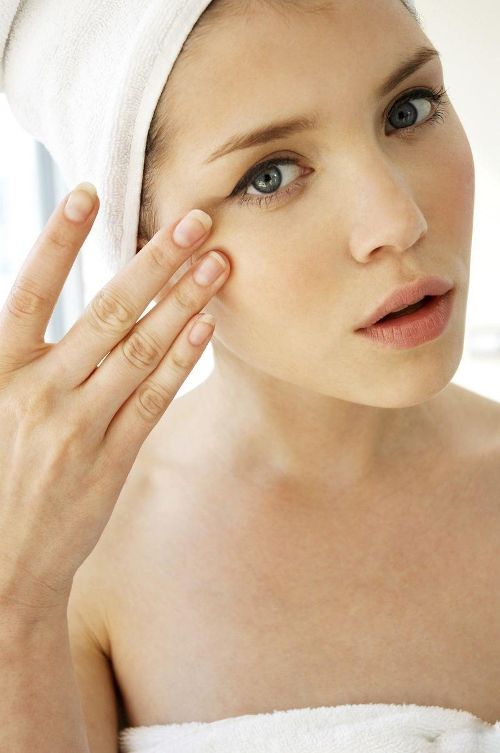 Oedème sur le visage fatigué? Lisez ici comment se débarrasser d'eux!