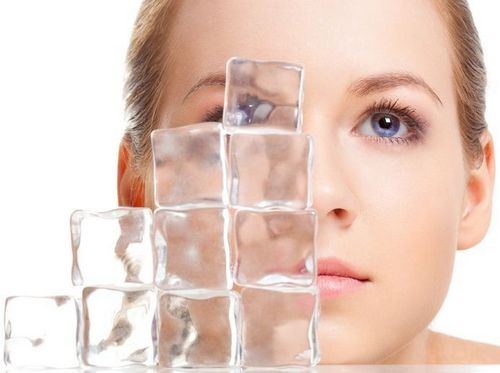 Oedème sur le visage fatigué? Lisez ici comment se débarrasser d'eux!