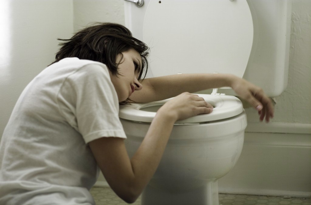 une femme près des toilettes